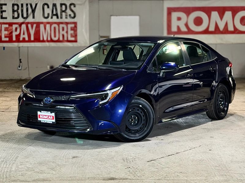 2024 Toyota Corolla LE's photo