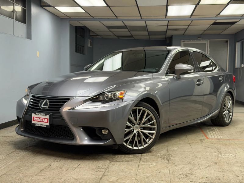2016 Lexus IS 200t's photo